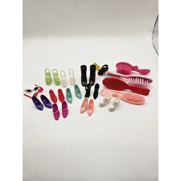 Lot Of Assorted Barbie Clothing / Shoes / Sunglasses / Brushes - Picture 5 of 5
